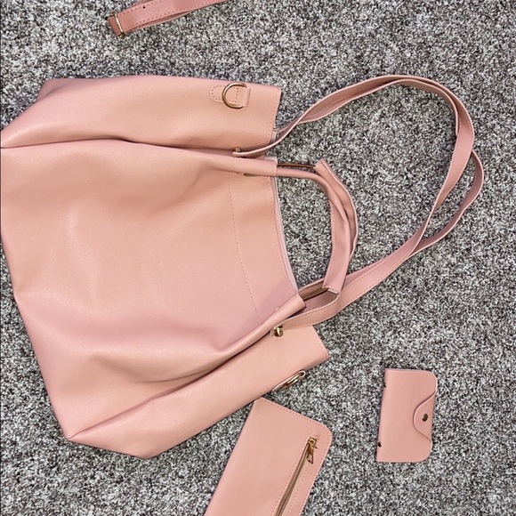 Pink purse with accessories - Picture 3 of 7